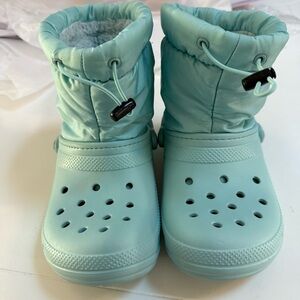 Crocs Classic Lined Neo Puff Boots, women’s Size 6, Pure Water Blue (aqua)